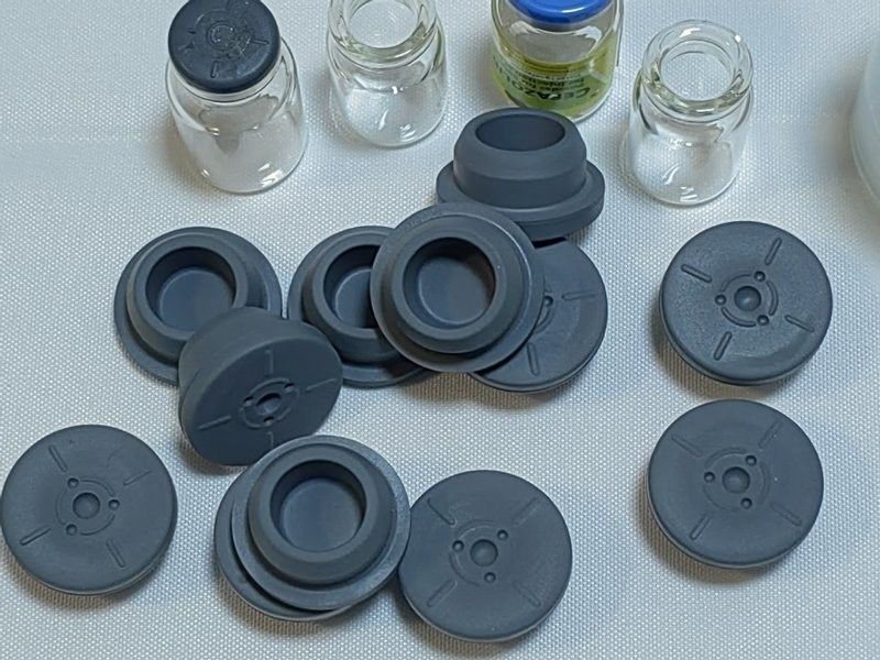 13mm 32mm پلاگین لاستیکی خاکستری بوتیل لاستیکی پزشکی بند برای تزریق شیشه شیشاب شیشاب استفاده از بطری تزریق شیشه