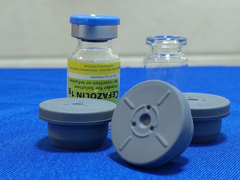 انطباق با GMP 13mm 20mm 23mm 28mm 32mm فلک گرد پزشکی بوتیل لاستیکی برای بطری تزریق شیشه ای