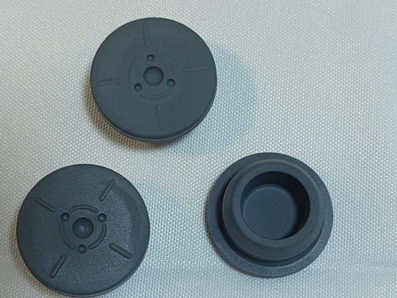 انطباق با GMP 13mm 20mm 23mm 28mm 32mm فلک گرد پزشکی بوتیل لاستیکی برای بطری تزریق شیشه ای