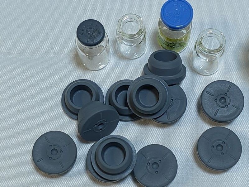 28mm 32mm اتیلن اکسید مواد مصرفی پزشکی استریلیزه شده Bromo Butyl Stoppers سرپوش های لاستیکی برای بطری تزریق شیشه ای